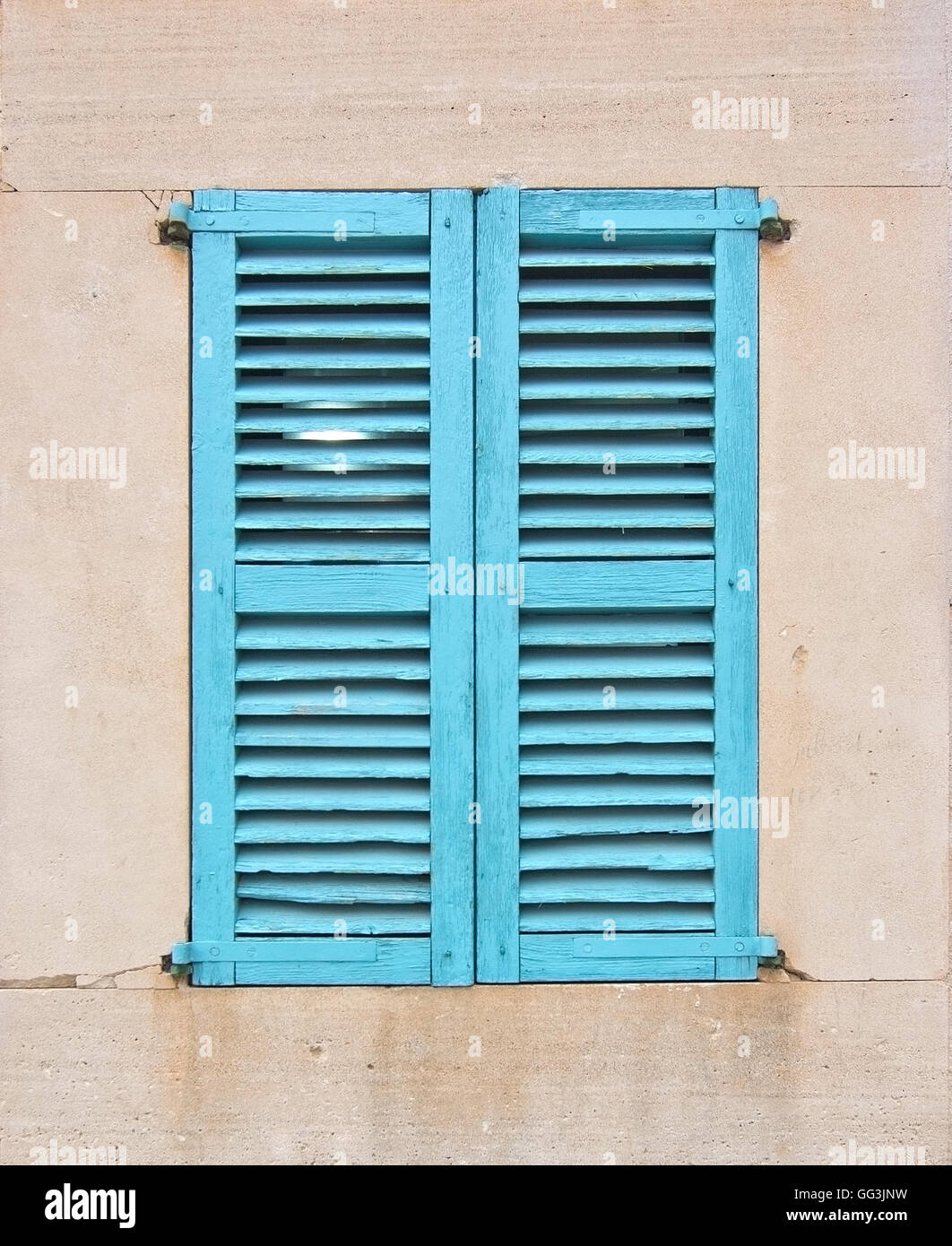Türkis-Fenster mit Fensterläden und Licht im Inneren auf traditionellen Steingebäude in Mallorca, Balearen, Spanien. Stockfoto