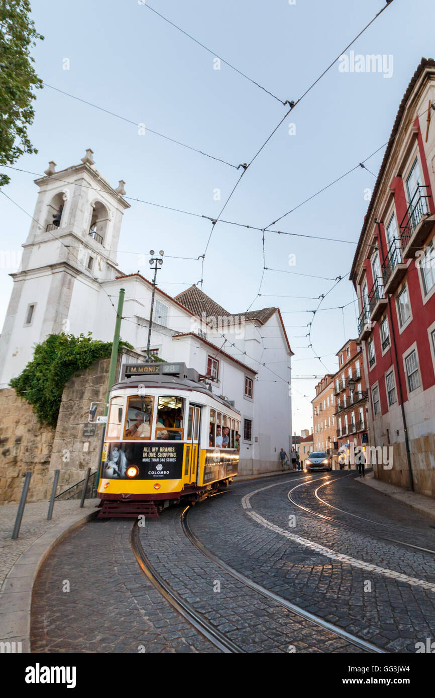 Lissabons berühmte Nummer 28 Straßenbahn um die Ecke in Portas Du Sol, ein populärer touristischer Ort in Lissabon. Stockfoto