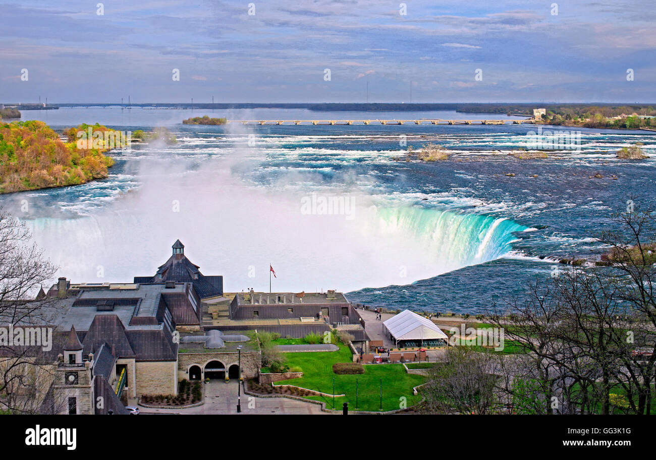 Niagarafälle-Hufeisen mit Table Rock Welcome Centre im Vordergrund und oberen Stream von Niagara River und New York State der USA Stockfoto