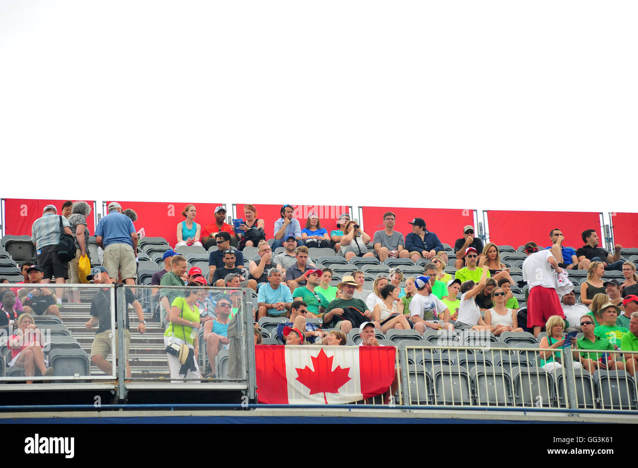 Eine kanadische Flagge vor Tennis Fans an den 2016 Rogers Schale in Toronto. Stockfoto