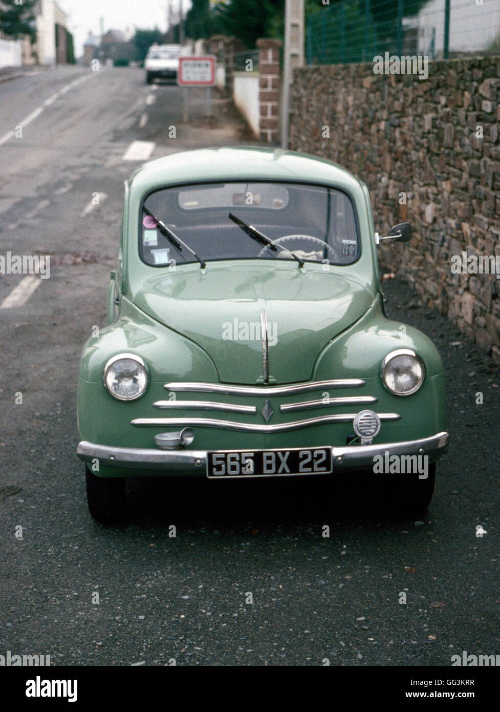 AJAXNETPHOTO. ST. BRIEUC, FRANKREICH. - KLEINE FRANZÖSISCHE LIMOUSINE - RENAULT 4CV, HERGESTELLT VON AUGUST 1947 BIS JULI 1961. AUCH BEKANNT ALS HINO 4CV, RENAULT 4/4, RENAULT 760 UND 750 UND RENAULT QUINTETTE. HIER IN BRITANNY GESEHEN. FOTO: JONATHAN EASTLAND/AJAX REF: 970X00 Stockfoto