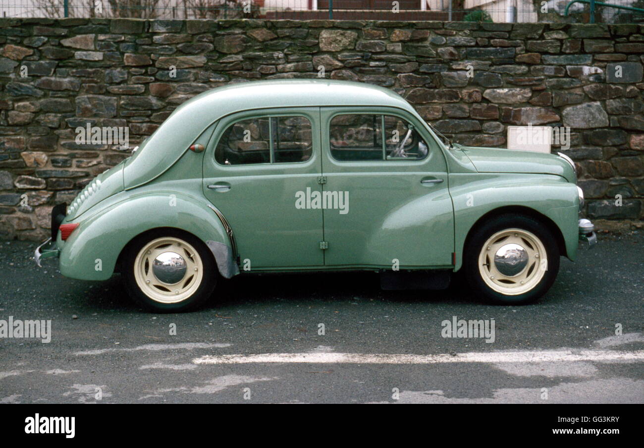 AJAXNETPHOTO. ST. BRIEUC, FRANKREICH. - KLEINE FRANZÖSISCHE LIMOUSINE - RENAULT 4CV, HERGESTELLT VON AUGUST 1947 BIS JULI 1961. AUCH BEKANNT ALS HINO 4CV, RENAULT 4/4, RENAULT 760 UND 750 UND RENAULT QUINTETTE. HIER IN BRITANNY GESEHEN. FOTO: JONATHAN EASTLAND/AJAX REF: 970X03 Stockfoto