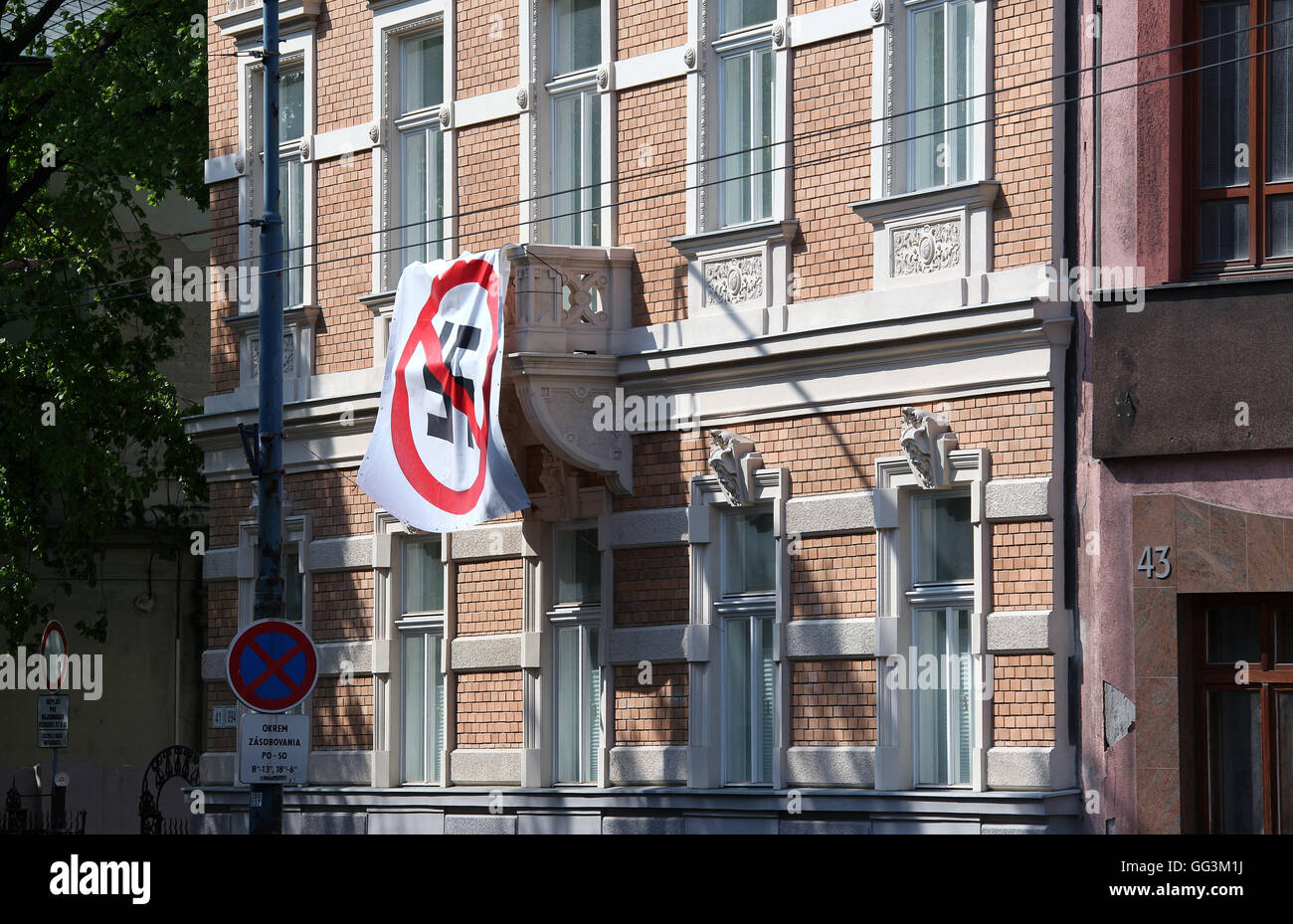 Keine Nazismus Banner an einem Gebäude in Bratislava Stockfoto
