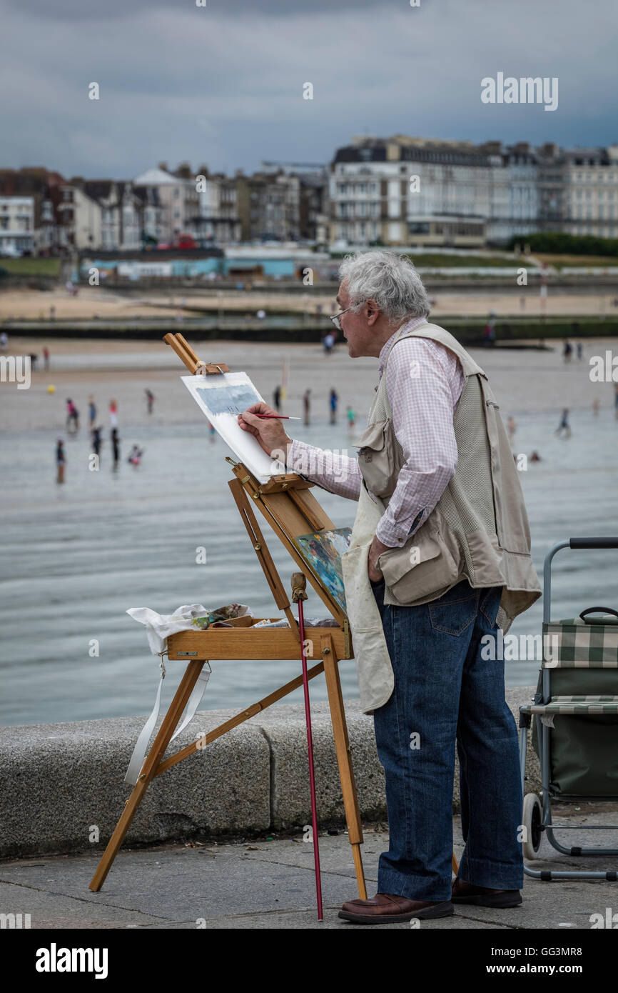 Künstler mit einer Staffelei malen ein Bild von einer Szene am Strand von Margate in Kent Stockfoto