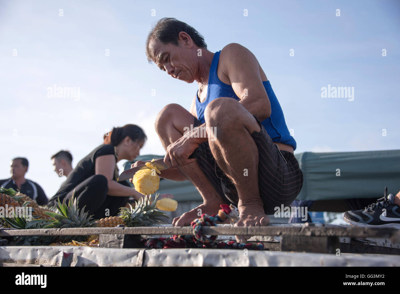 Ananas-Verkäufer auf dem schwimmenden Markt im Mekong-Delta Stockfoto