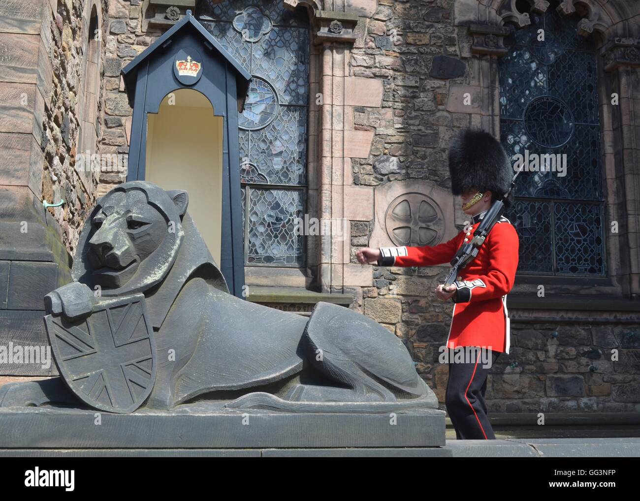 Eine schottische Wache auf Patrouille im Edinburgh Castle. Edinburgh, Scotland, UK Stockfoto
