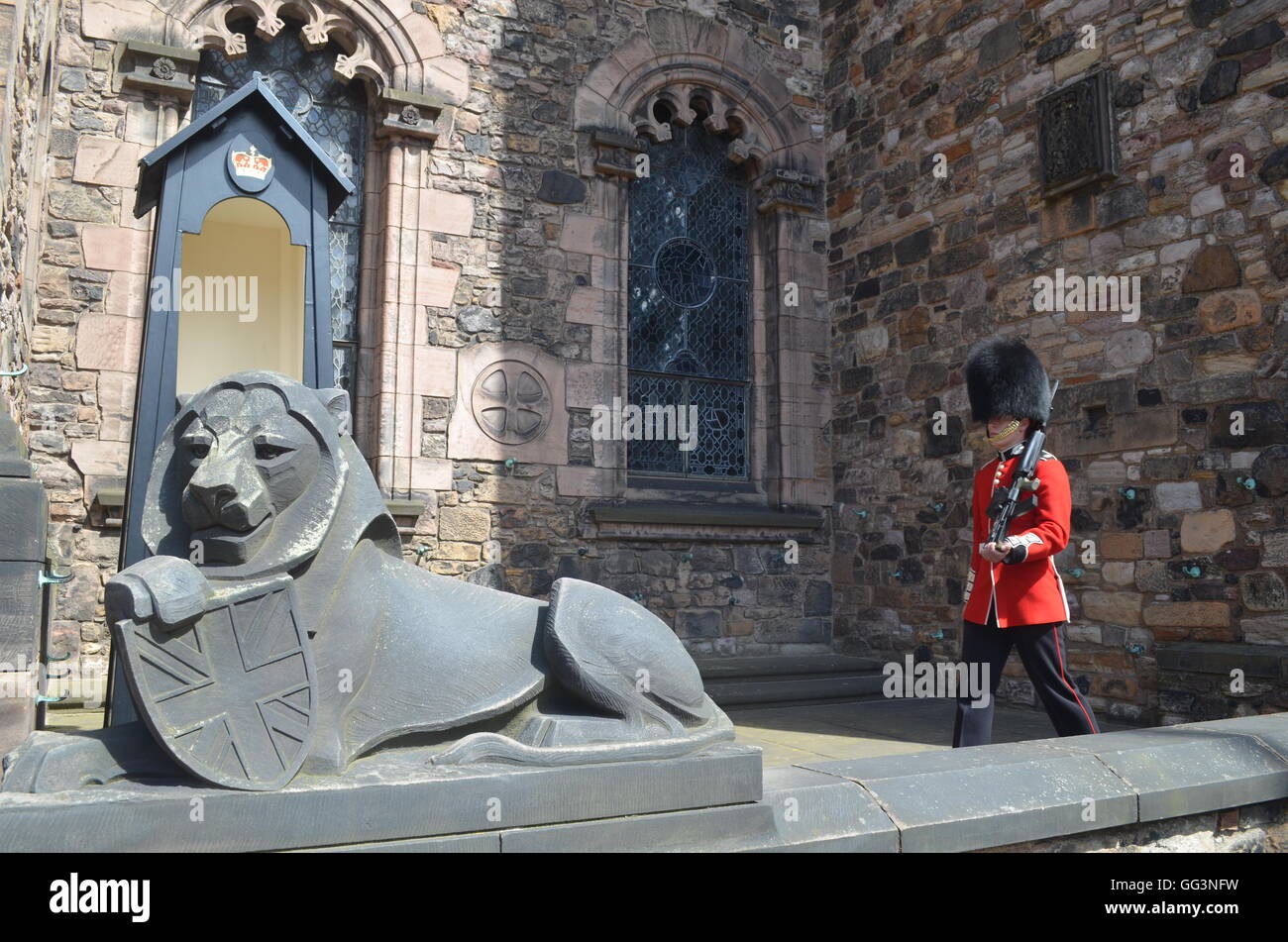 Eine schottische Wache auf Patrouille im Edinburgh Castle. Edinburgh, Scotland, UK Stockfoto