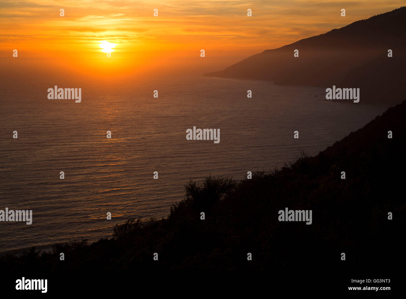 Küste Sonnenuntergang vom Nacimiento Fergusson Road, Big Sur Coast Highway Scenic Byway, Los Padres National Forest, California Stockfoto