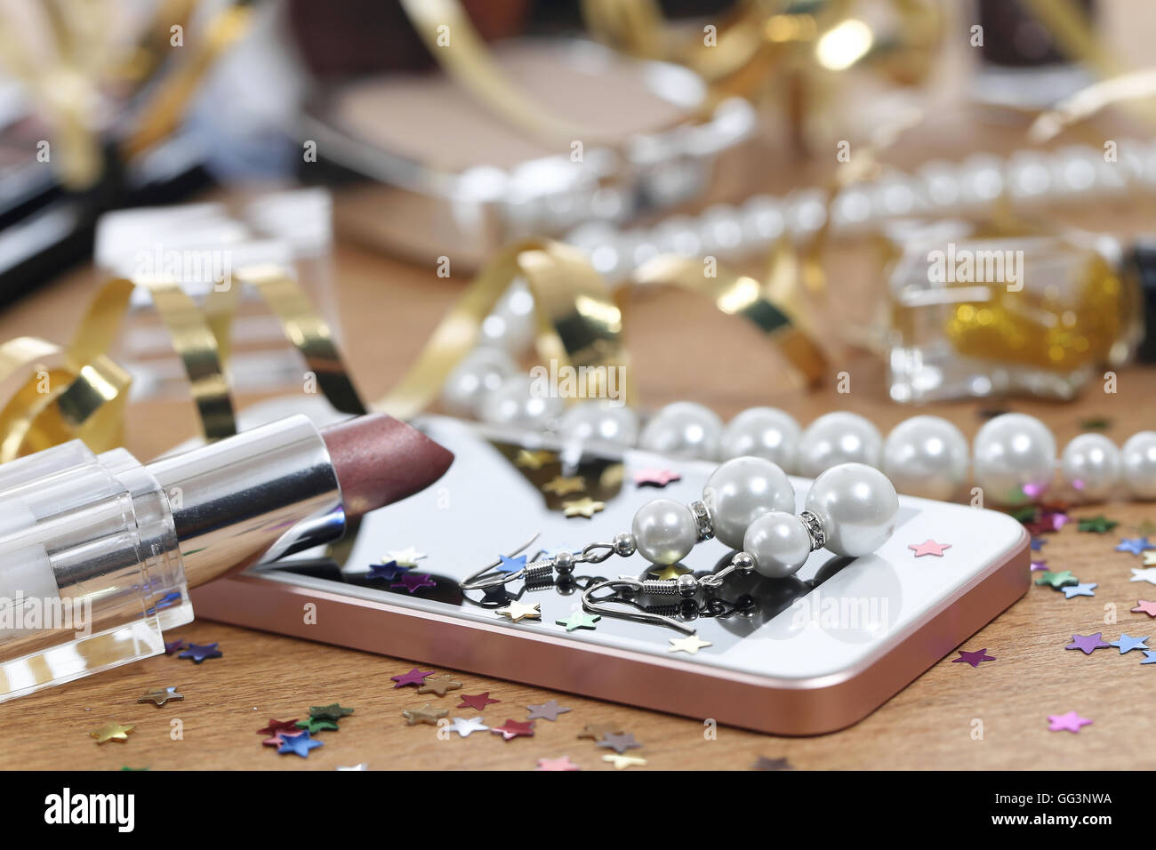 Kosmetik, Telefon und Schmuck auf einem Tisch nach party Stockfoto