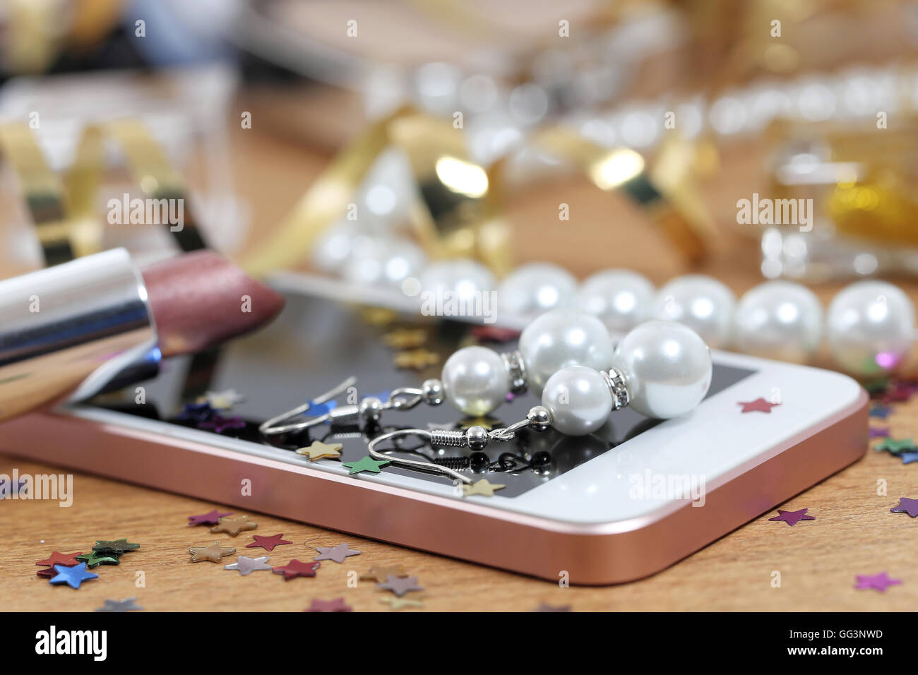Kosmetik, Telefon und Schmuck auf einem Tisch nach party Stockfoto