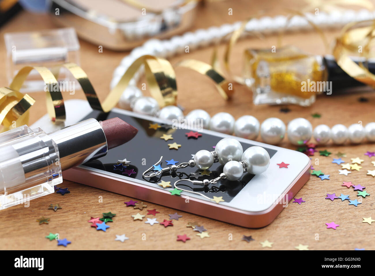 Kosmetik, Telefon und Schmuck auf einem Tisch nach party Stockfoto