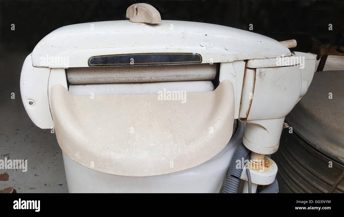 alte Waschmaschine mit Rollen für Klingeln, Wasser Stockfoto