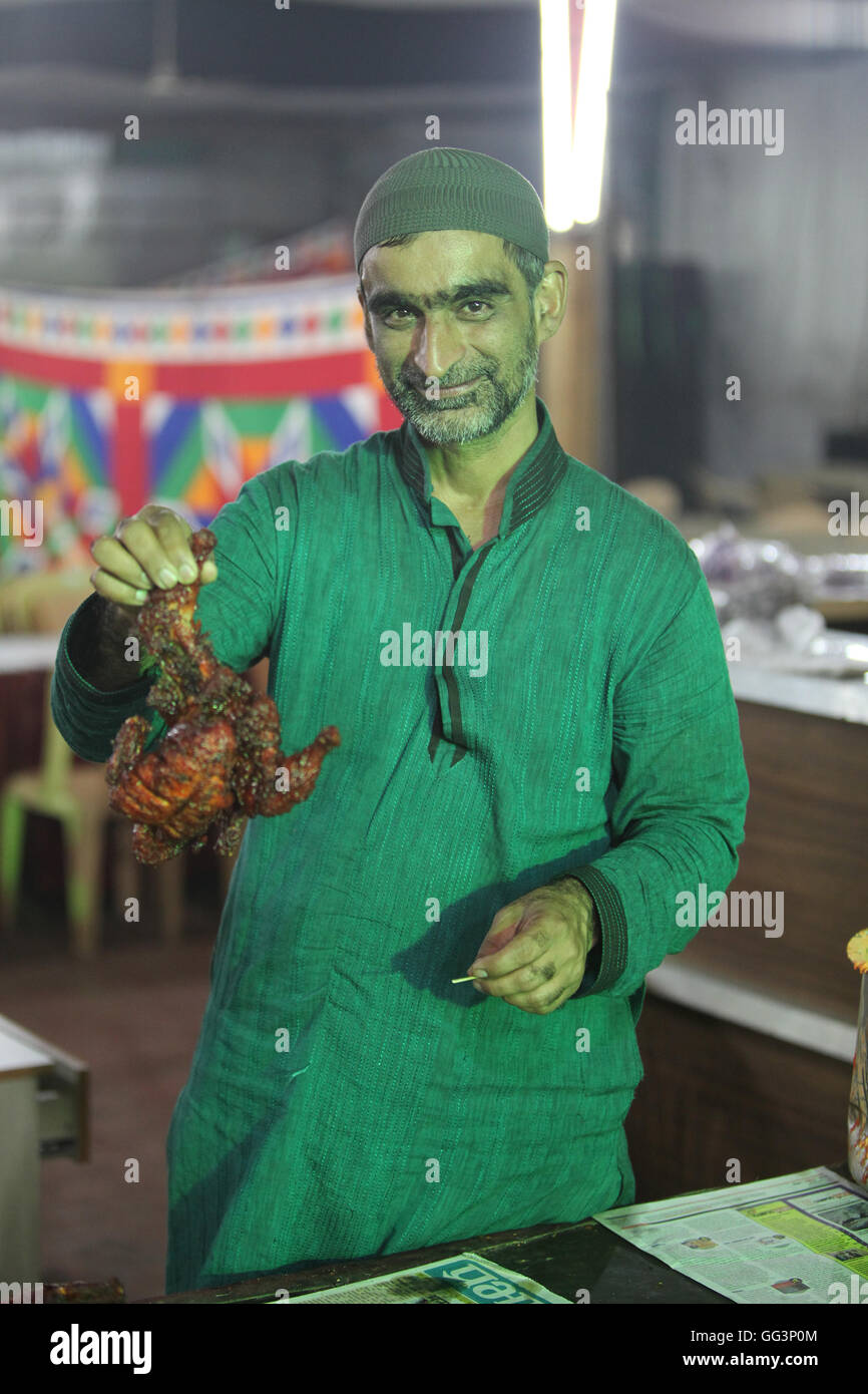 Koch hält eine leckere tandoori Hähnchen während des Ramadan-Festes in Indien Stockfoto