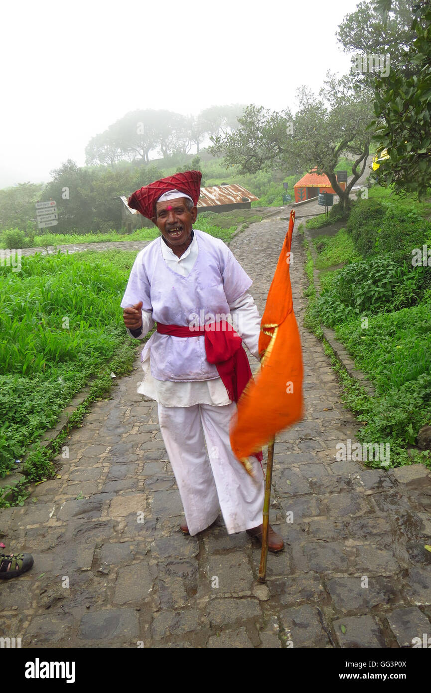 Eine ältere Person, verkleidet als ein Alter hindu Krieger genannt die Mawla auf Sinhagad Fort. Stockfoto
