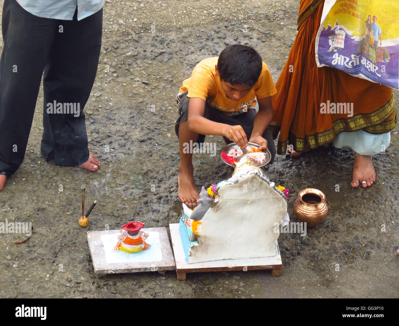 Ein kleiner Junge führt das traditionelle Ritual der Lord Ganesh während Ganesh Festival. Stockfoto