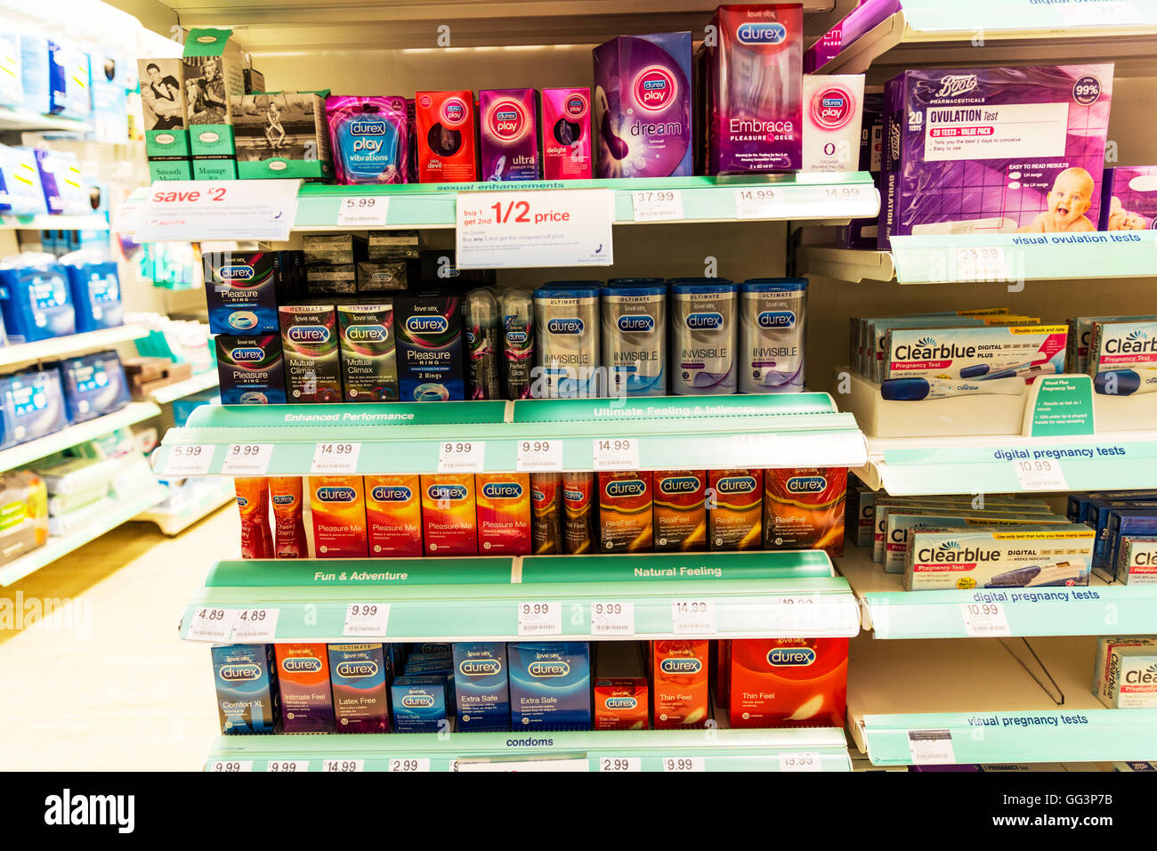 Durex Kondome Kondom packt Pakete Boxen Shop Display Produkte Produkt Beläge Prophylaxe gerippt Vergnügen Geburtenkontrolle Stockfoto