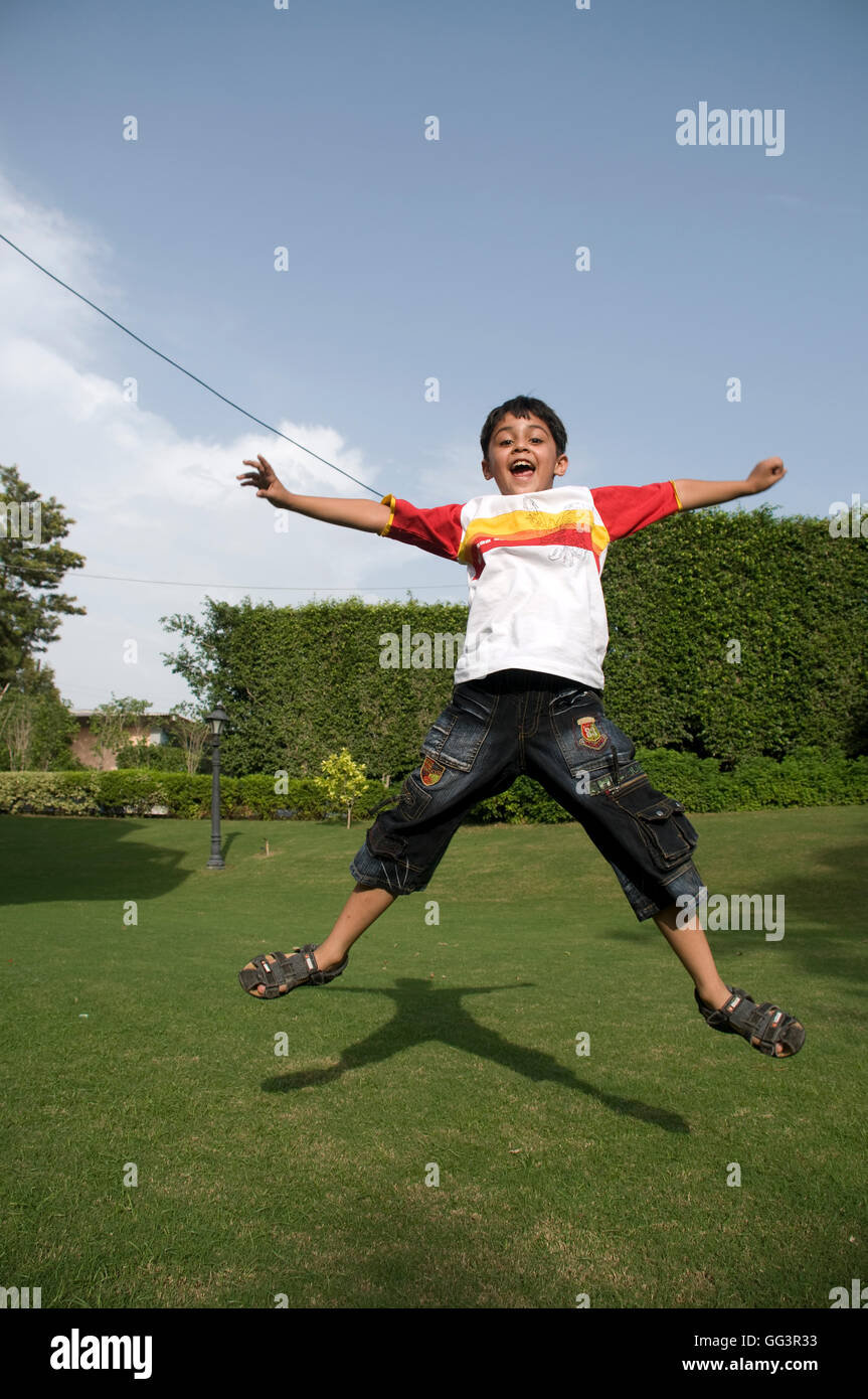 Junge in die Luft springen Stockfoto