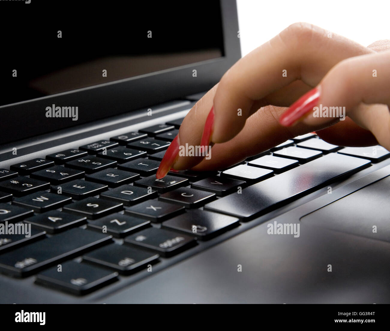 Dame auf einem Computer eingeben Stockfoto