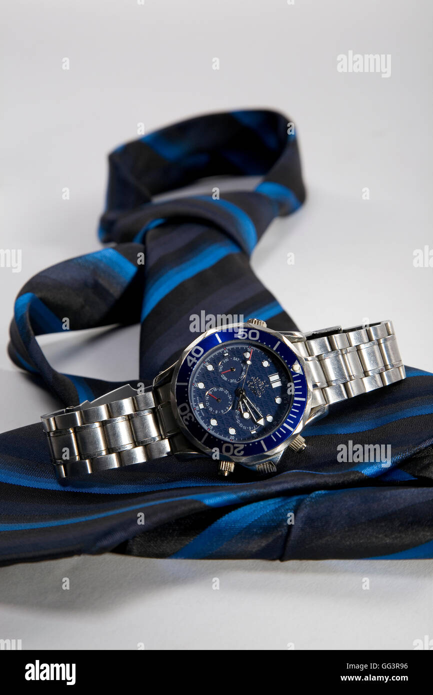 Armbanduhr und Krawatte Stockfoto
