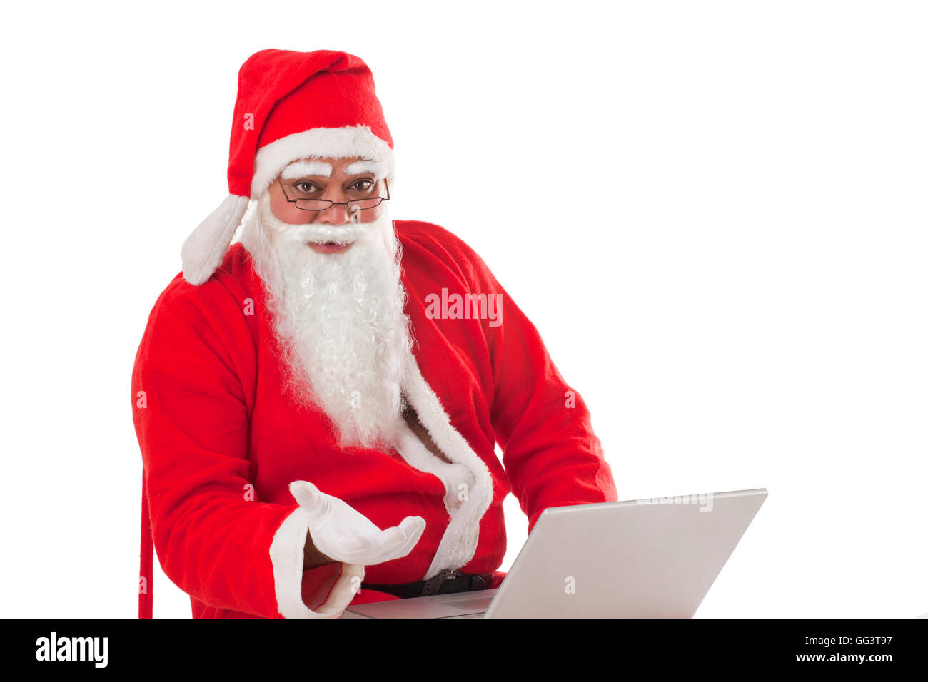 Porträt von Santa Claus mit Laptop vor weißem Hintergrund Stockfoto