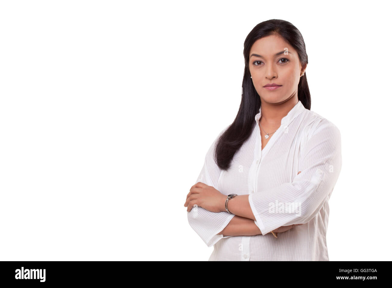 Porträt von Mitte Erwachsene Frau mit verschränkten Armen Stockfoto