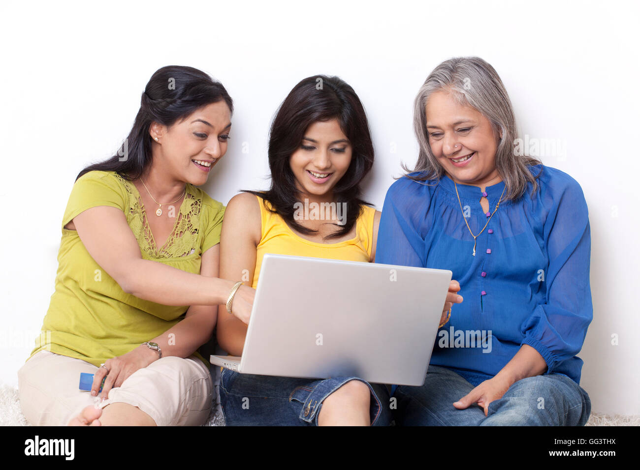 Multi-Generationen-Familie online-shopping Stockfoto