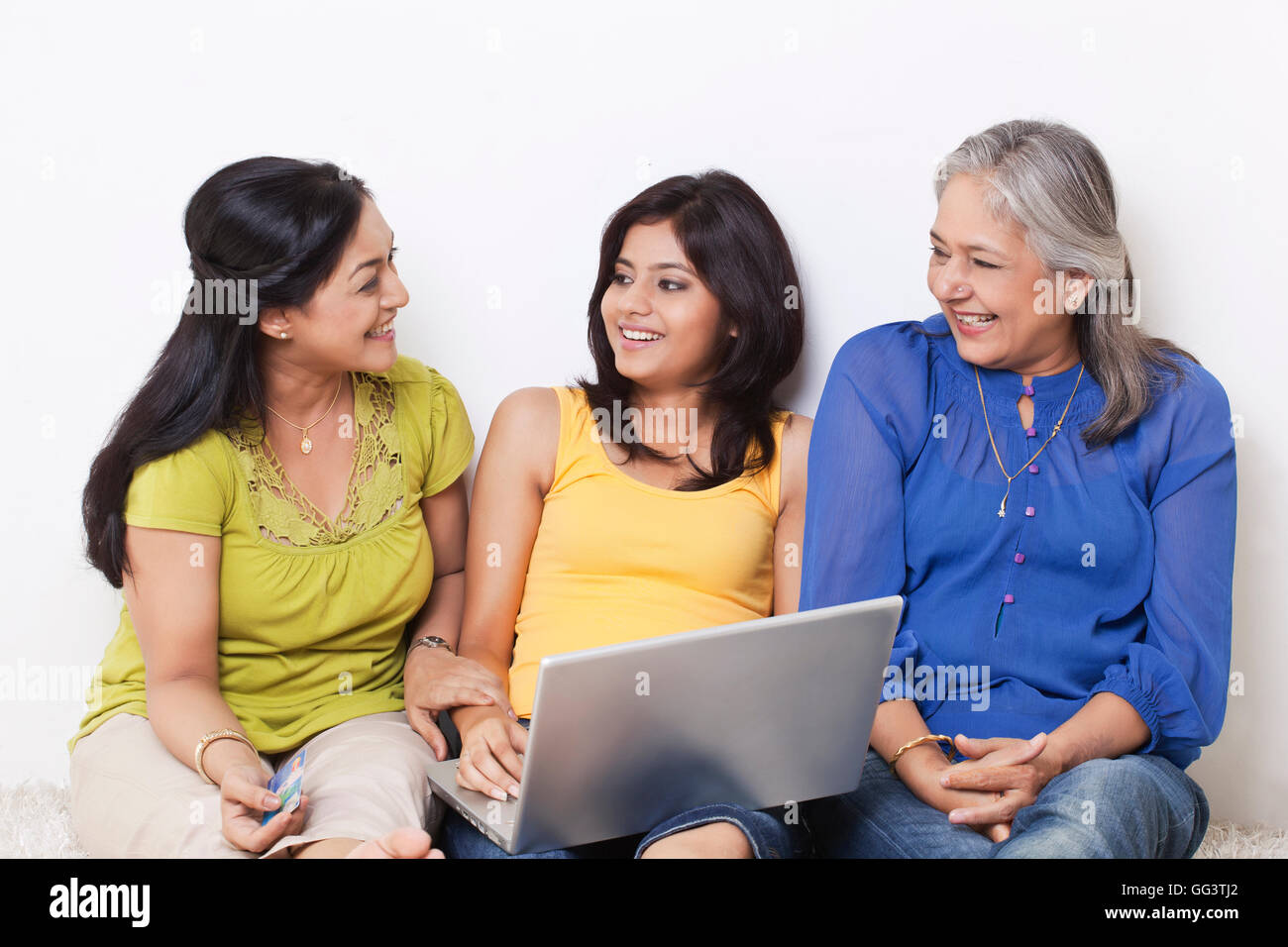 Generationsübergreifende Mehrfamilienhaus sprechen beim Online-shopping Stockfoto