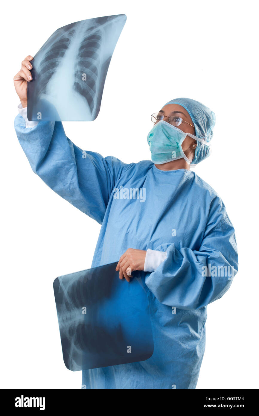 Ärztin, Blick auf Röntgen-Thorax Stockfoto