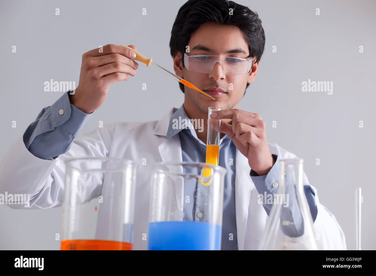 Eine männliche Forscher bei der Arbeit mit einer pipette Stockfoto