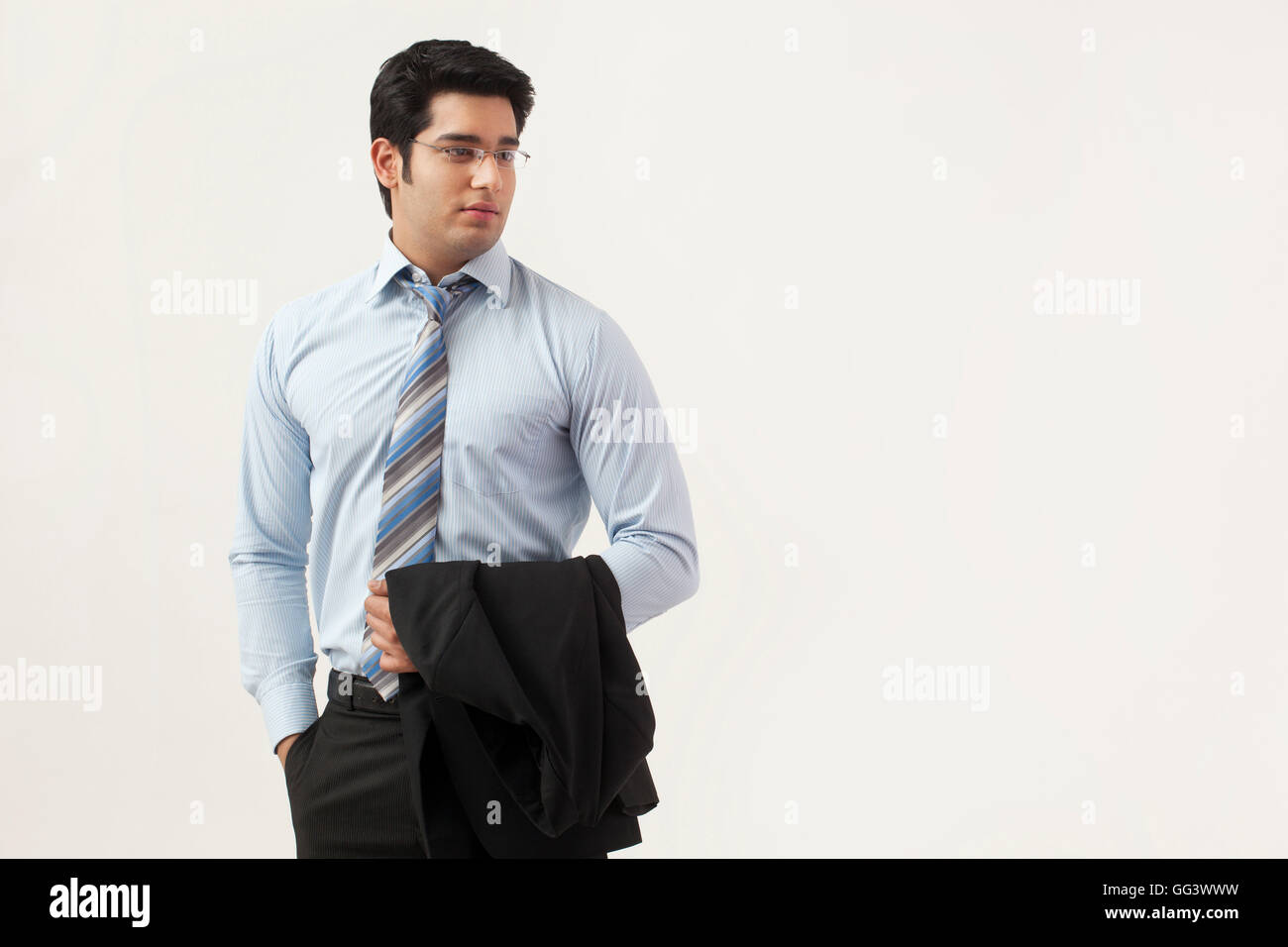 Junger Geschäftsmann stand über farbigen Hintergrund Stockfoto