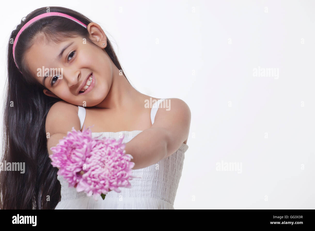 Kleines Mädchen Blick auf Blumen Stockfoto