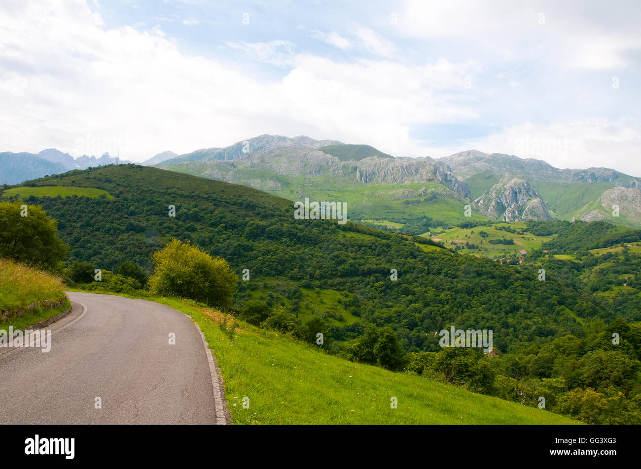 Seite Straße und Landschaft. Picos de Europa Nationalpark, Asturien, Spanien. Stockfoto