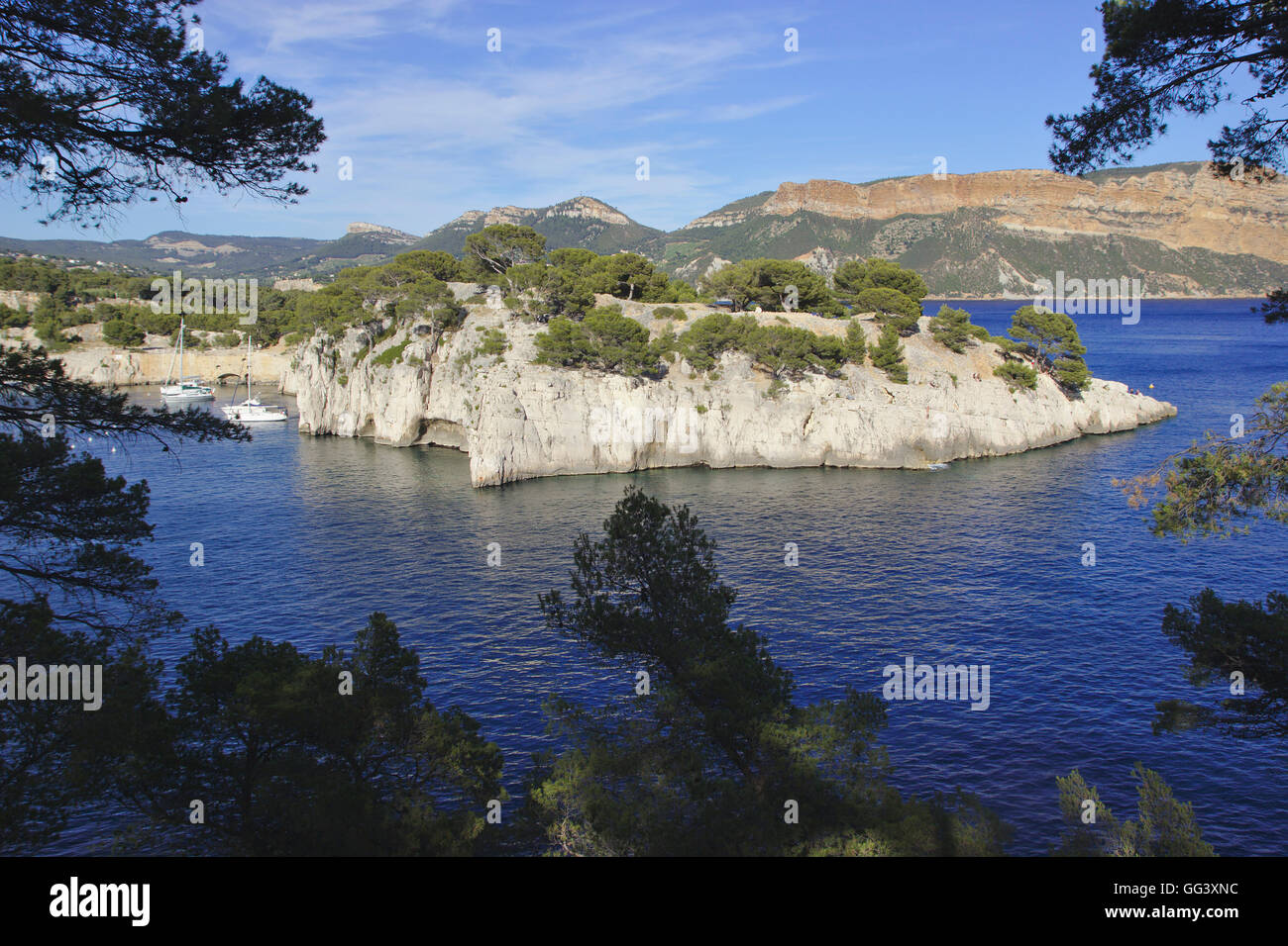 Blick über die Calanque de Port Miou in Richtung Cap Canaille, in der Nähe von Cassis, Frankreich Stockfoto