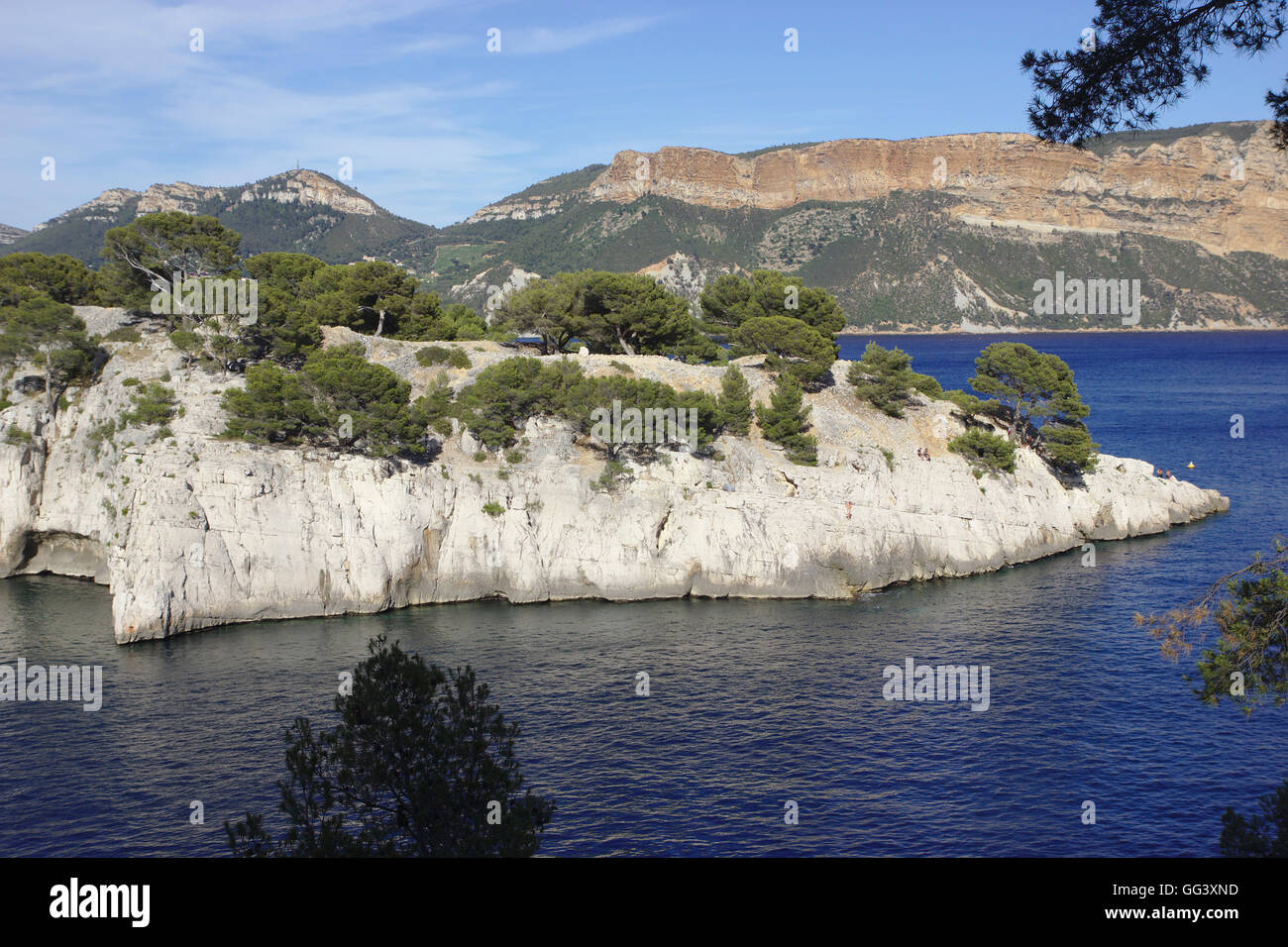 Blick über die Calanque de Port Miou in Richtung Cap Canaille, in der Nähe von Cassis, Frankreich Stockfoto