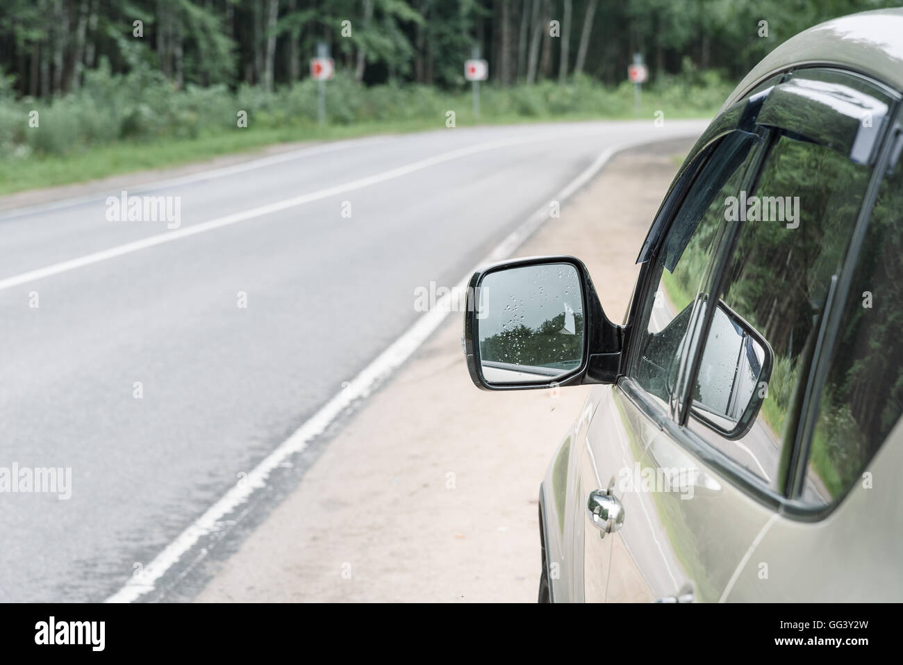 Spiegel eines Autos auf der Straße-Hintergrund Stockfoto