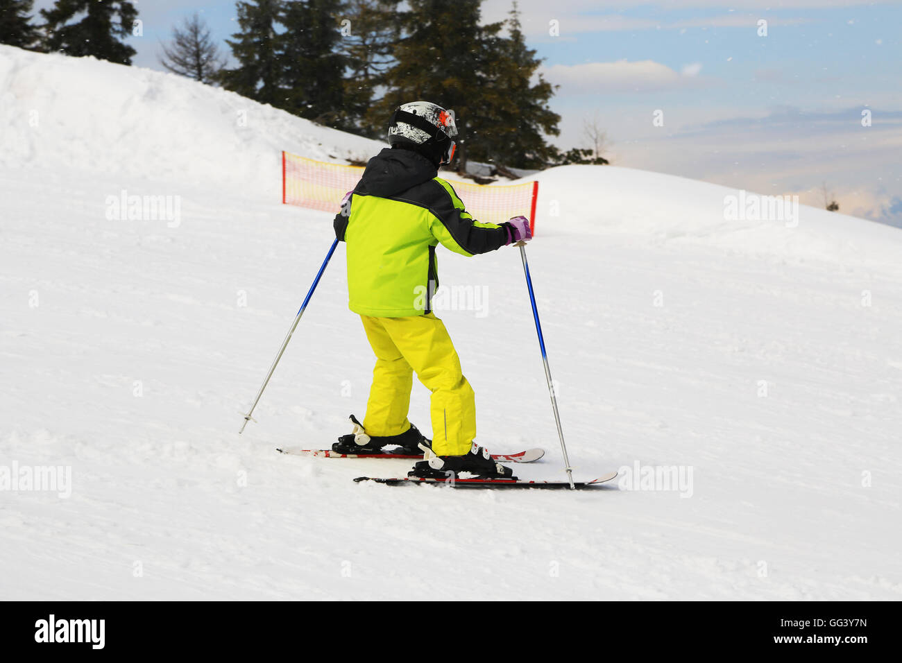 Ski Mädchen in Ski-Maske und Helm am Dachstein Resort in Österreichs Alpen Stockfoto