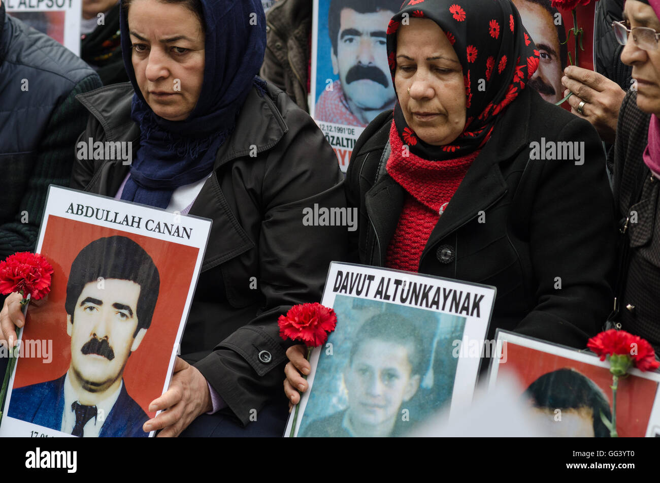 Die Samstag-Mütter versammeln sich in Galatasaray Quadrat Istanbul jeden Samstag um zu protestieren, gewaltsam verschwundenen oder getötet in der Türkei Stockfoto
