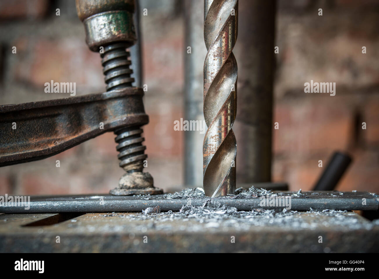 Verschieben von Bohrer bohren eine Metallplatte in einer alten Werkstatt Stockfoto