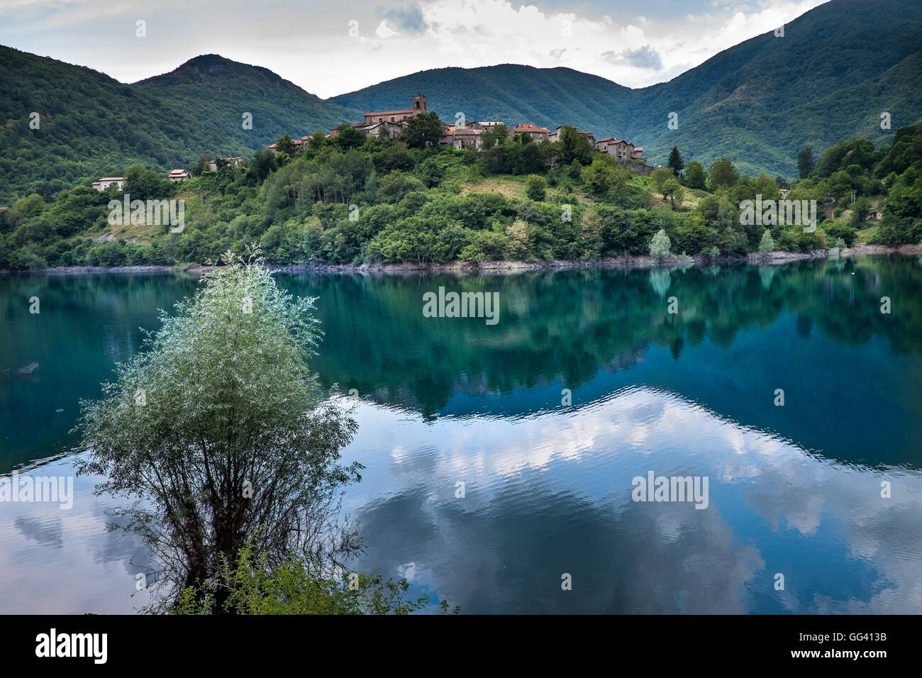 Garfagnana, Toskana, Italien - Vagli di Sotto Dorf am Lago di Vagli, Vagli See Stockfoto