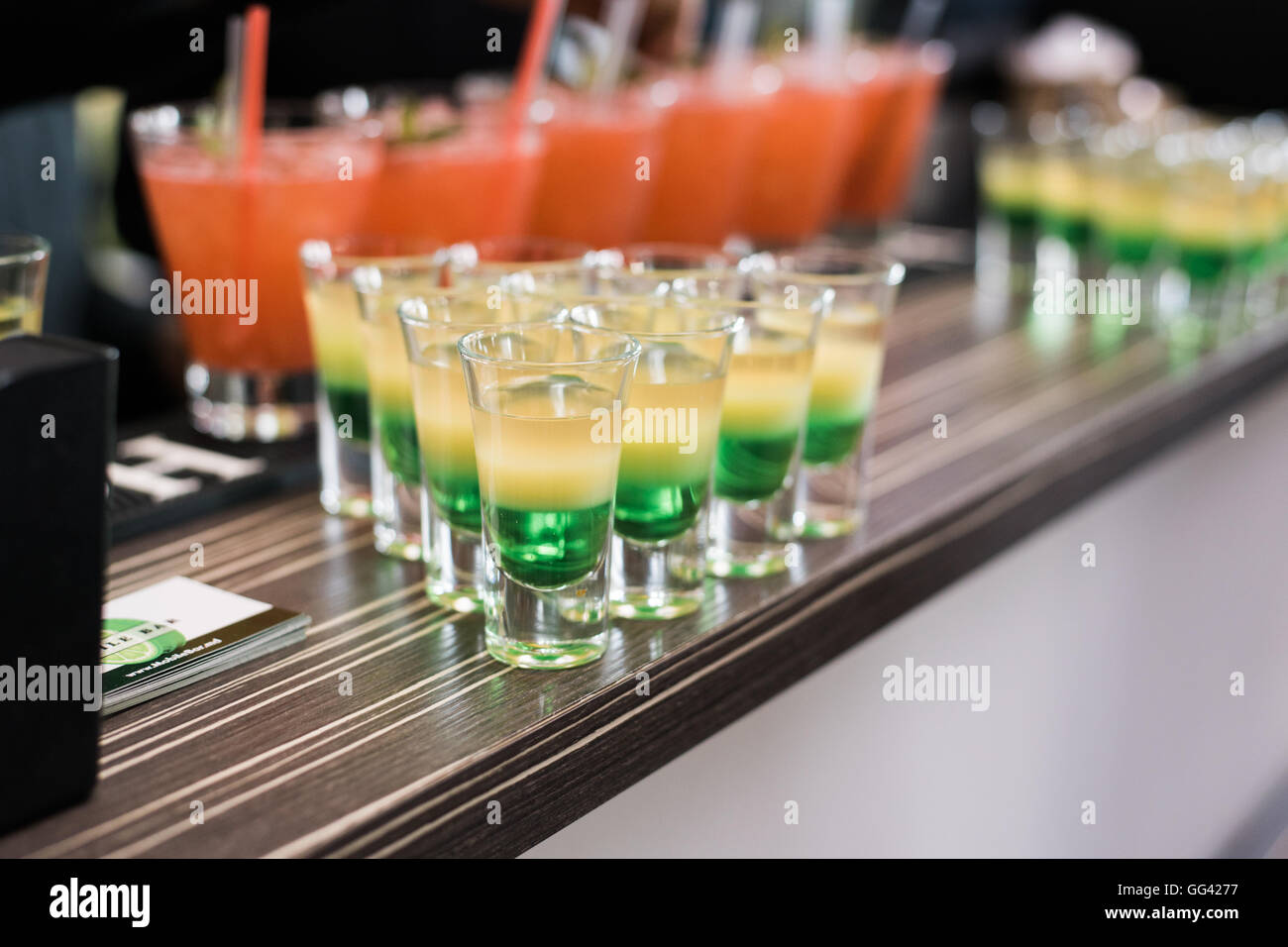alkoholische Getränke und Getränke auf Hochzeitsfeier Stockfoto
