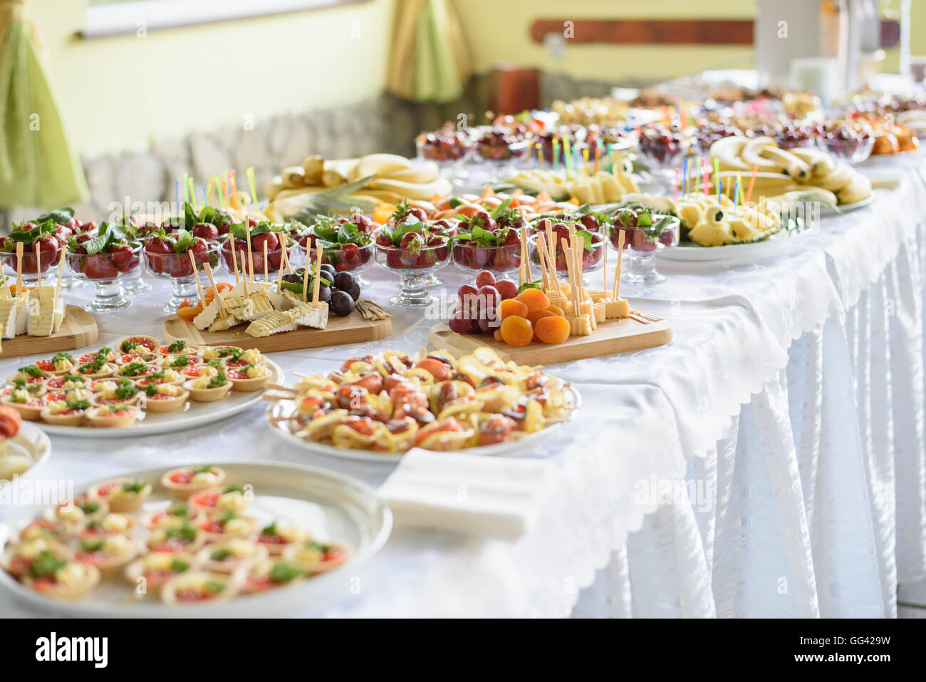 Catering und Bankett Hochzeit Tischdekoration am Empfang am Abend warten auf Gäste Stockfoto