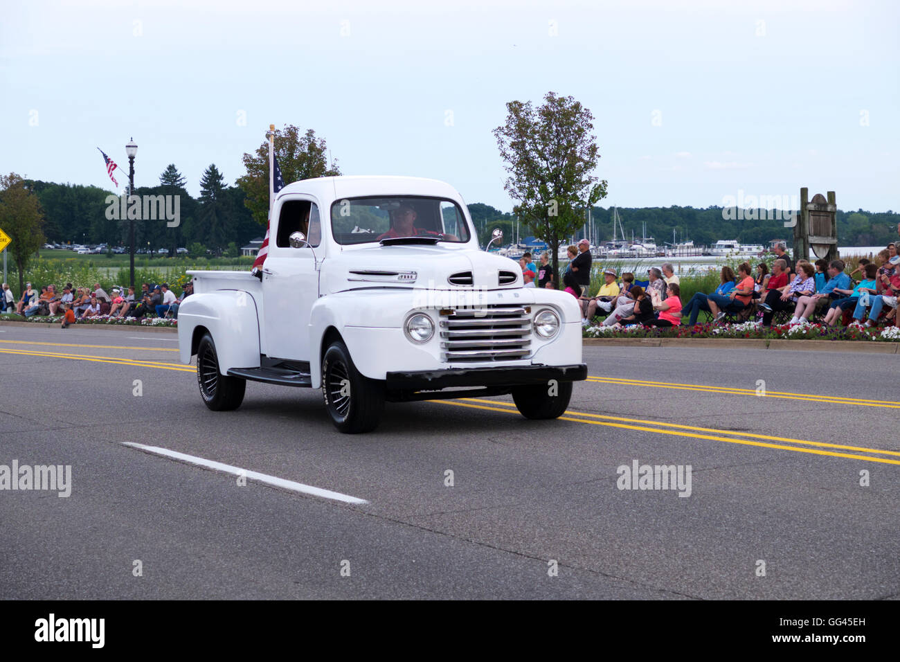 Anfang der 1950er Jahre Ford Pick-up LKW an die 2016 jährliche Cruz In Parade für Vintage und antiken Automobilen. Stockfoto