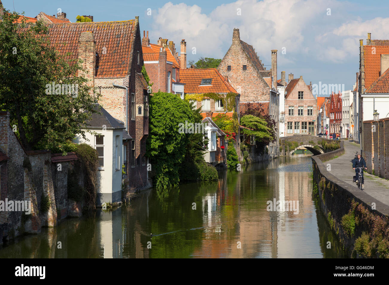 Blick auf den Kanal neben Gouden-Handrei, Brügge, Belgien. Stockfoto