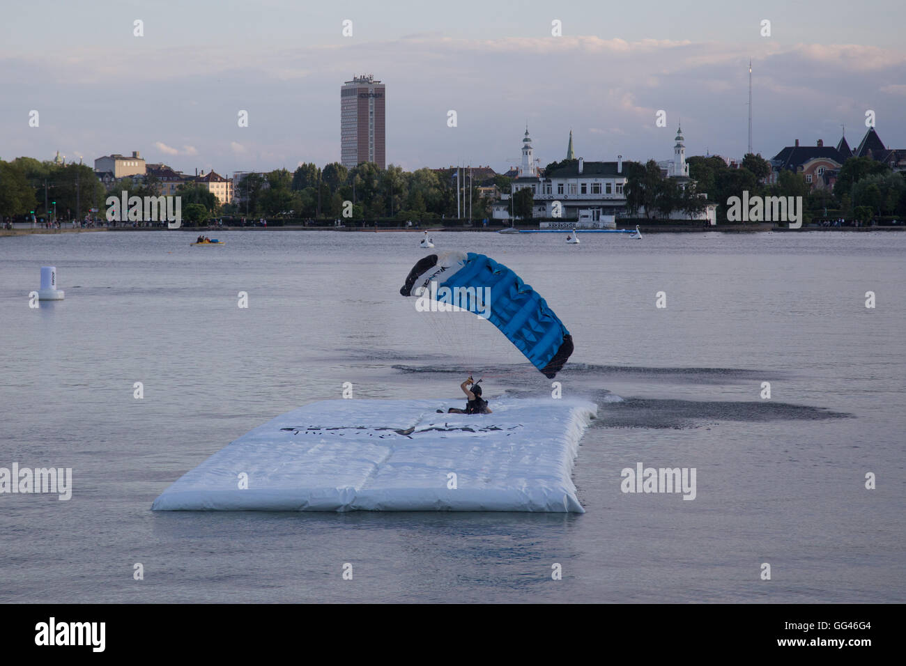 Kopenhagen, Dänemark - 30. Juli 2016: Ein Fallschirmspringer landen auf einem Ponton in einem See für die Kopenhagen-Schlag-Herausforderung. Stockfoto