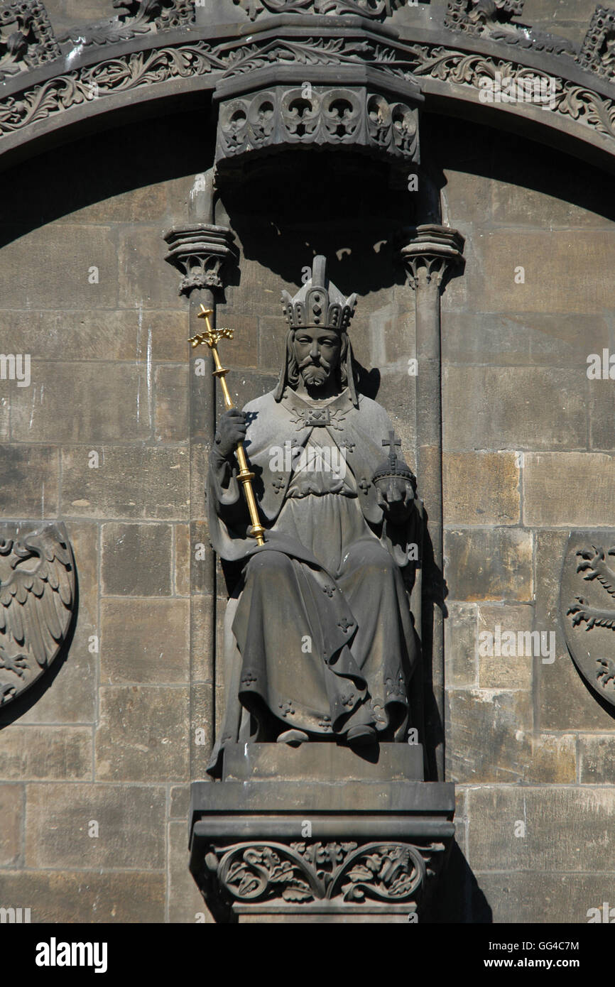 Heiligen römischen Kaiser Karl IV. Statue auf dem Pulverturm in Prag, Tschechien. Stockfoto