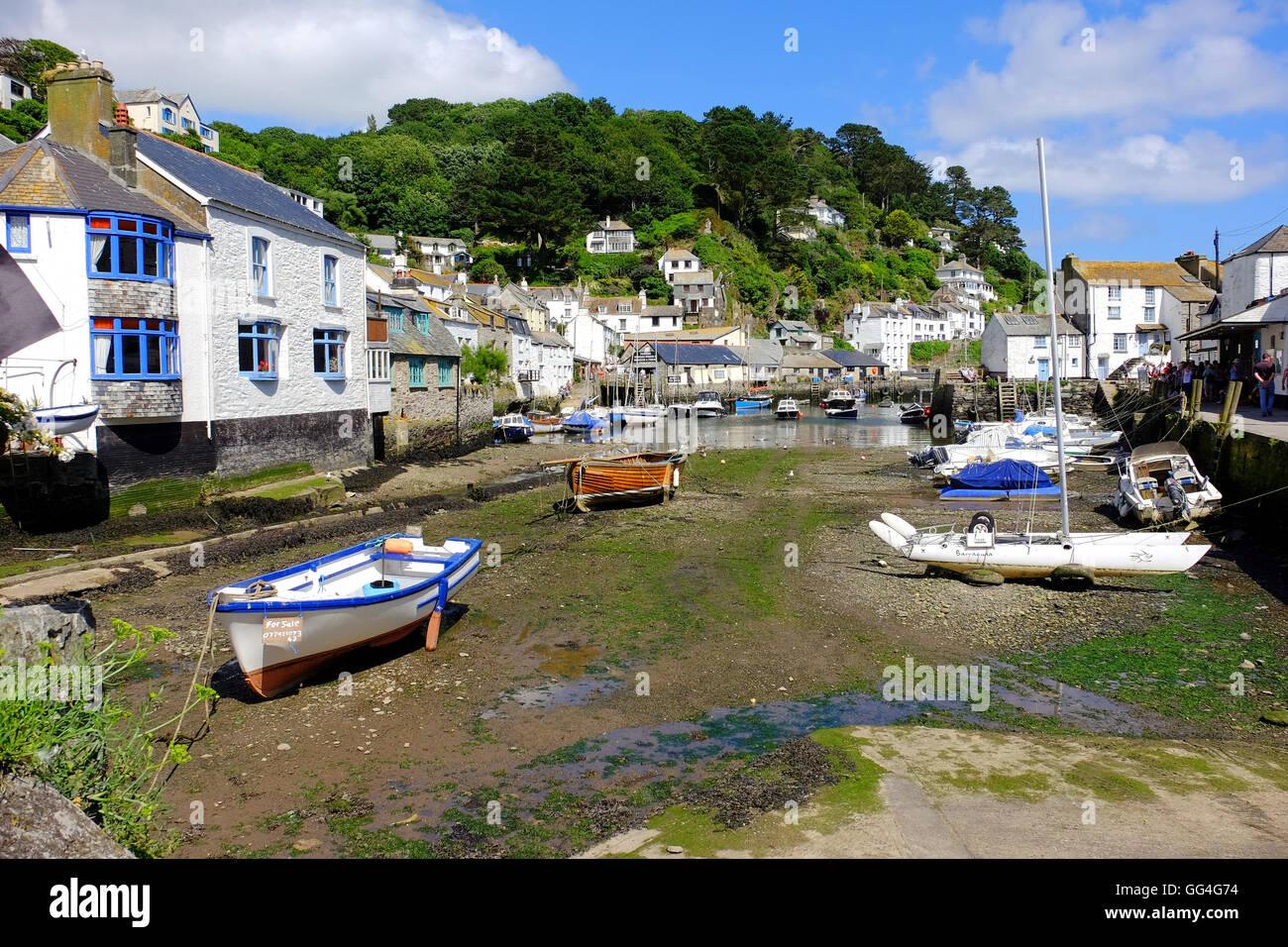 Ebbe in Polperro Hafen in Cornwall, einer der schönsten Grafschaften Fischerdörfer und beliebtesten touristischen Reiseziele. Stockfoto
