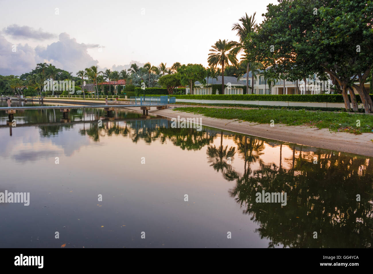 Wasser-Villen und Lake Trail Wanderweg am Lake Worth (Intracoastal Waterway) in Palm Beach, Florida, USA. Stockfoto