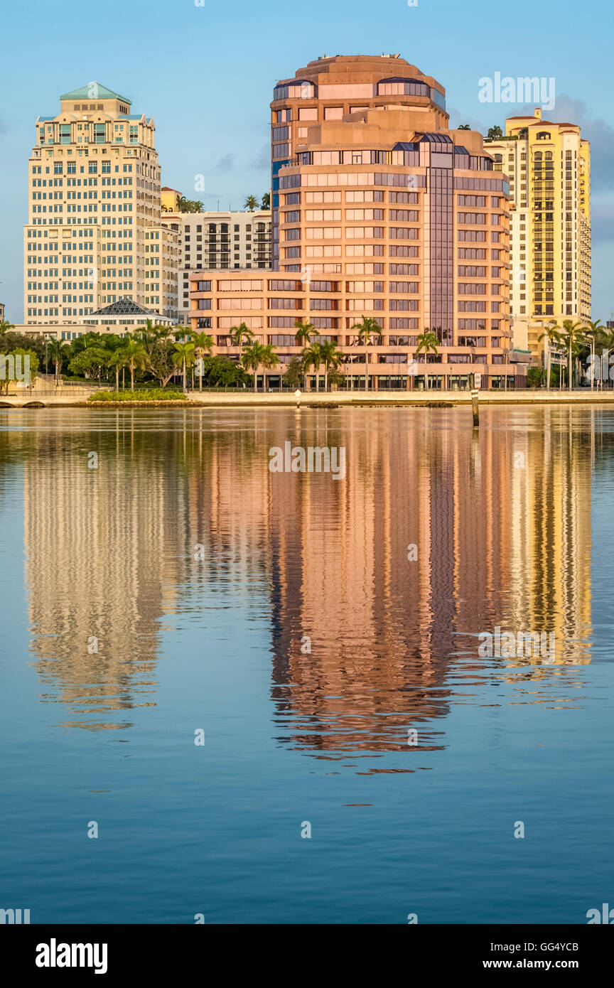 Innenstadt von West Palm Beach, Florida-Gebäuden reflektiert im spiegelglatten Wasser des Lake Worth (Intracoastal Waterway) bei Sonnenaufgang. Stockfoto