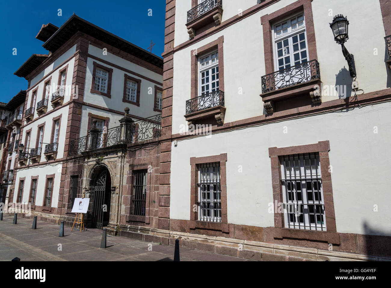 Fall de Cultura oder Kulturzentrum in dem malerischen Dorf von Baztan, Navarra, Nordspanien Stockfoto