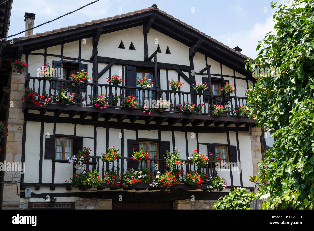 Haus mit vielen Blumen auf Balkon, malerischen Bera Dorf, Navarra, Spanien Stockfoto